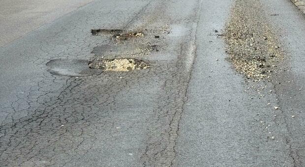 Caserta nel caos: buche invisibili e strade allagate