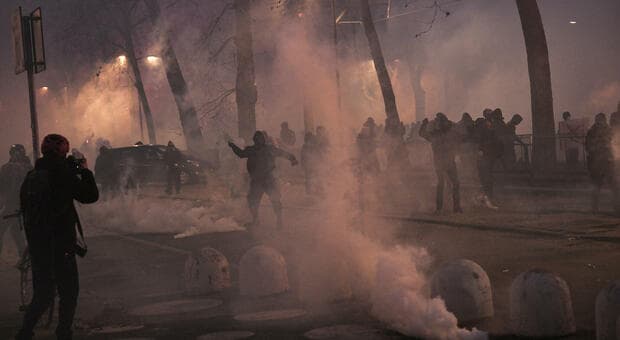 Torino brucia: anarchici di Askatasuna scatenano il caos