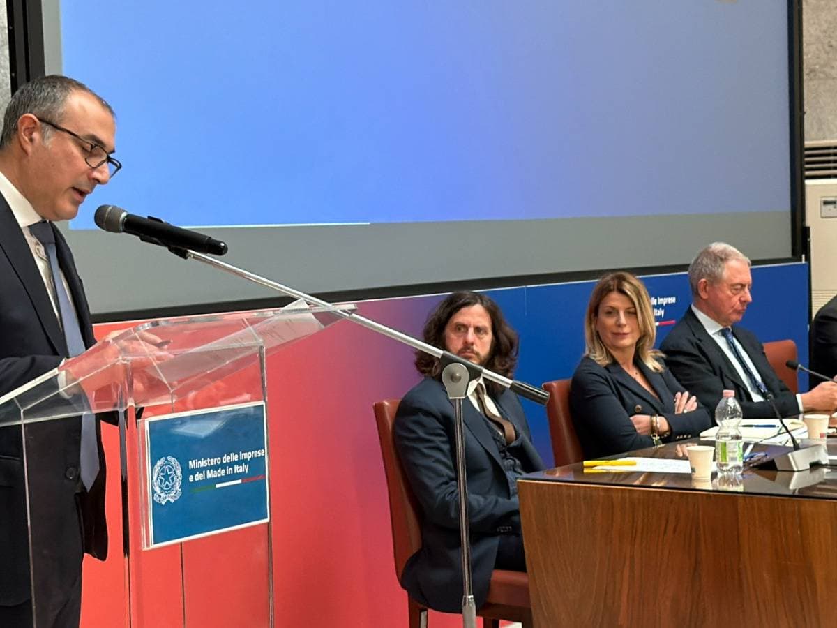 Urso sfida Bruxelles: Italia guida l'Europa contro le follie green