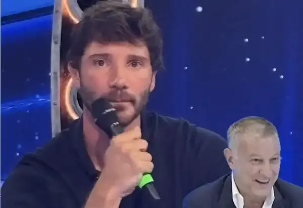 Sanremo 2027: De Martino scatena la bufera, Piroso lo sbeffeggia