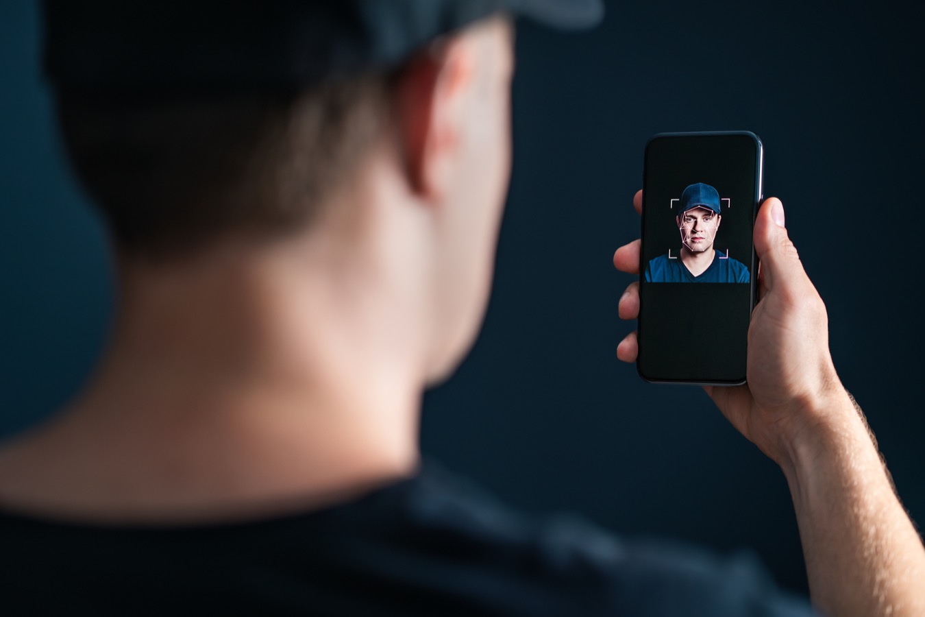 AI Act, dal 2 agosto scatta la verità: Meloni sgomina i deepfake